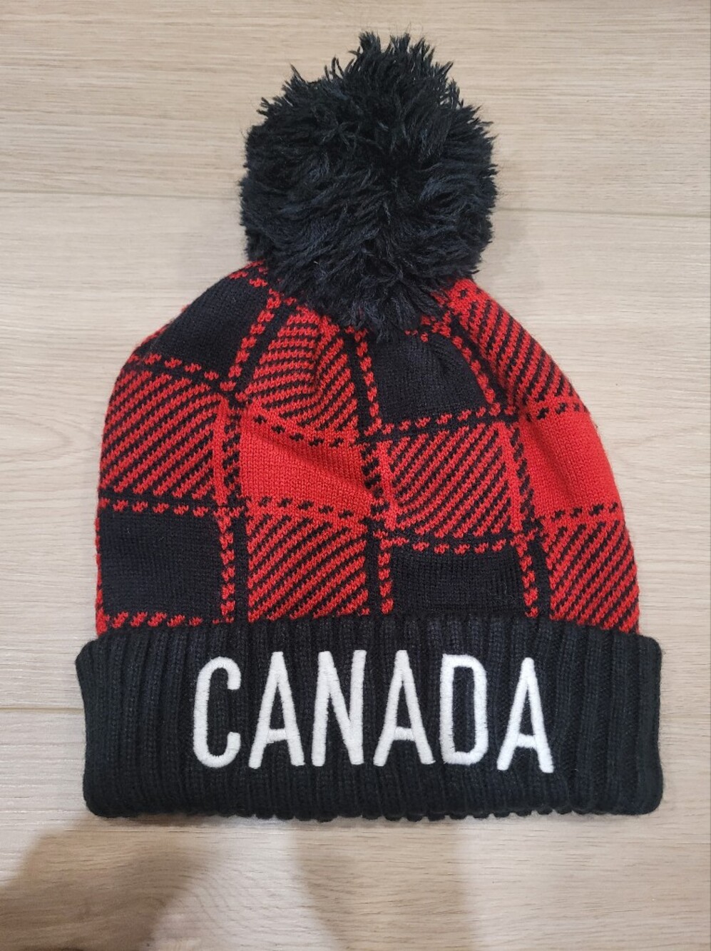 Hudsons Bay Adult O/S Canada Knit Pom-Pom Beanie